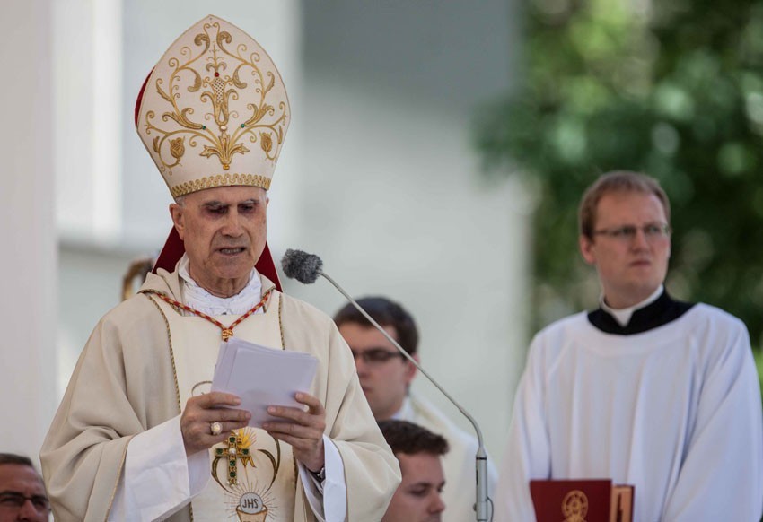 Mszy świętej przewodniczył kardynał Tarcisio Bertone,...