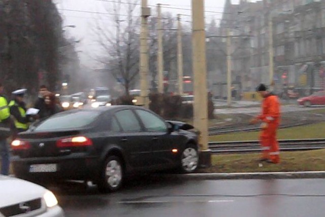 Około godz. 7 rano na placu Szarych Szeregów kierowca Renault ...