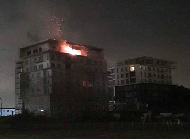 Ogień pojawił się w budowanym apartamentowcu po godzinie 3 w nocy z niedzieli na poniedziałek