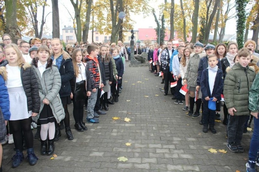 Dzieci i młodzież z Pyzdr pamiętały o rocznicy odzyskania przez Polskę niepodległości  