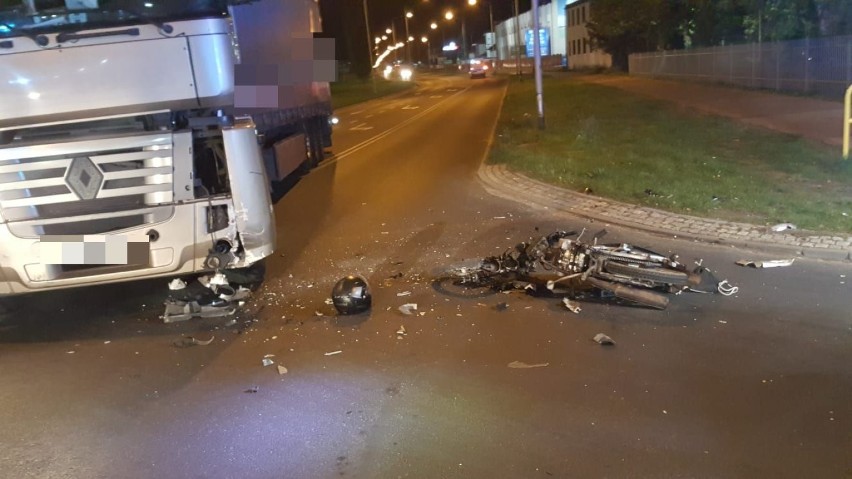 Groźny wypadek na ulicy Pilskiej w Szczecinku. Motocyklista zderzył się z ciężarówką [zdjęcia]