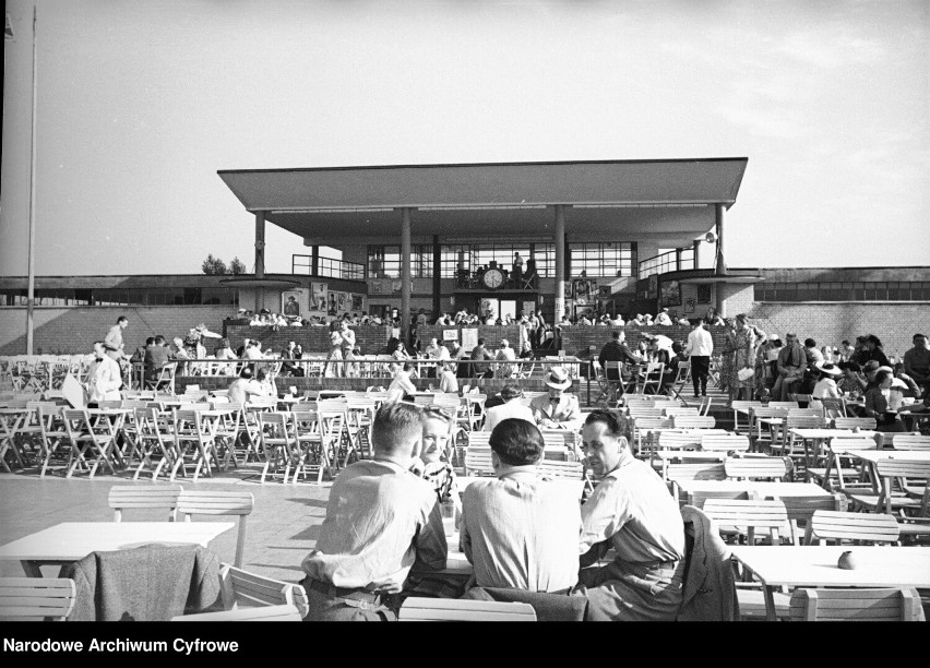 Kawiarnia przy basenie. Ciechocinek, 1939 r.