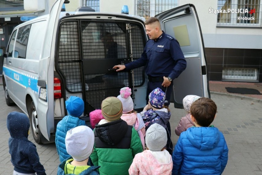 Kłobuck: Policja gościła przedszkolaki z Przedszkola nr 5. O czym dowiedziały się dzieci? [ZDJĘCIA]