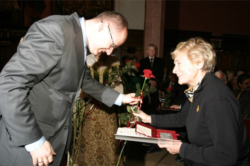 Olga Krzyżanowska odbiera Medal Solidarności w Dworze Artusa