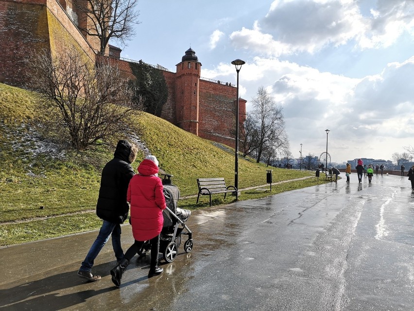 Kraków. W marcu jak w garncu - trochę śniegu i nieco słońca. Mieszkańcy korzystają z zimowo-wiosennej pogody [ZDJĘCIA]