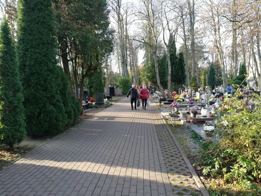 Wszystkich Świętych na cmentarzu w Koszalinie. Mieszkańcy...