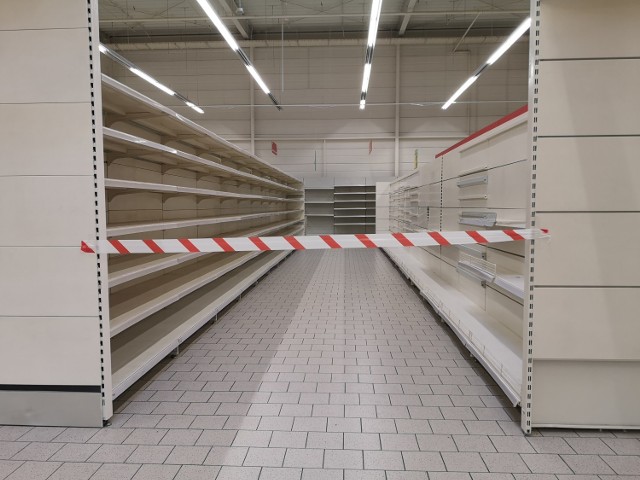 Duża część działów sklepu Auchan w Grudziądzu jest już opróżnionych z towaru