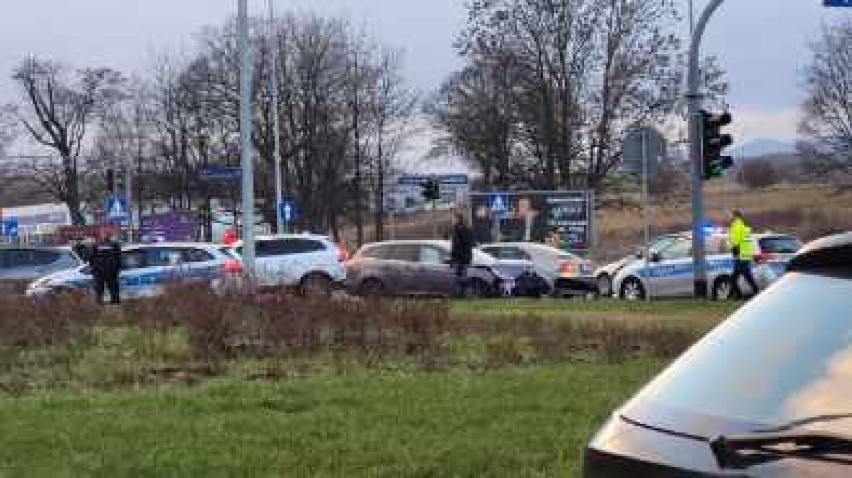 Wypadek z udziałem karetki przy Rondzie Niepodległości w Szczawnie-Zdroju