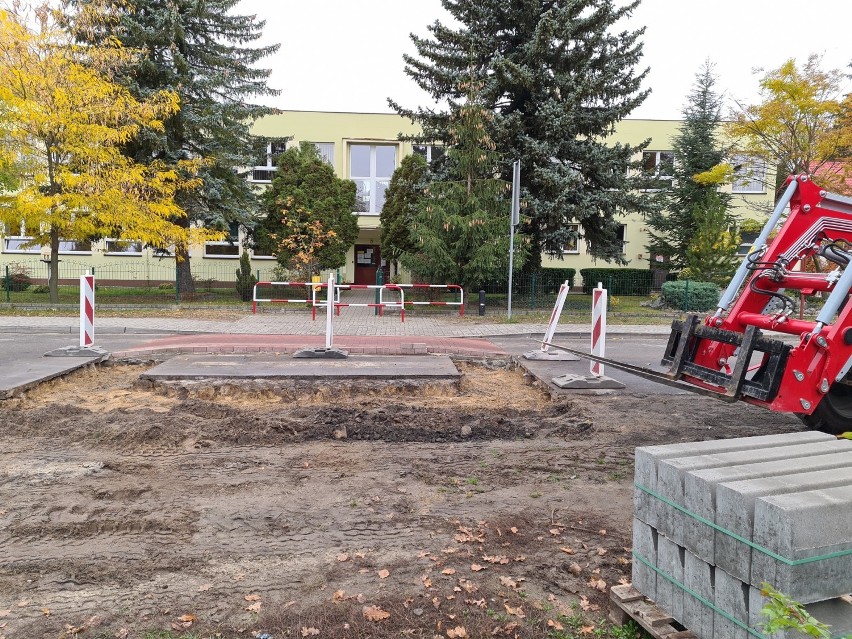 Boruja Kościelna. Powiat buduje podwyższone przejście dla pieszych przy szkole