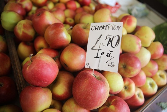 Jabłka bywają droższe od importowanych pomarańczy.