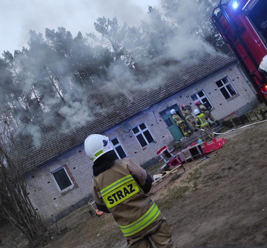 Groźny pożar w Iwinie (gmina Grzmiąca). Palił się dom [zdjęcia]