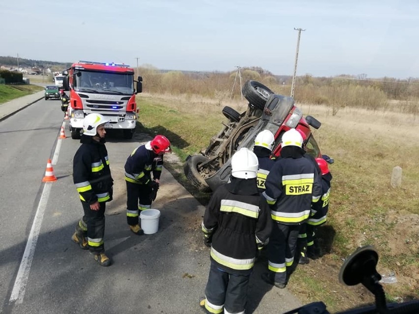 Groźnie wyglądający wypadek. Bus pełen ludzi dachował i wpadł do rowu (ZDJĘCIA)