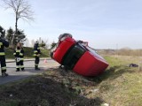 Groźnie wyglądający wypadek. Bus pełen ludzi dachował i wpadł do rowu (ZDJĘCIA)