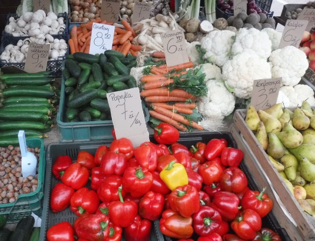 W sobotę 22 października na  zakupy na targowisko Korej w Radomiu wybrało się sporo osób. Radomski bazar cieszy się dużym powodzeniem. Targowisko zachwyca obfitością zbiorów i różnorodnością kolorów.  Nie sposób odmówić sobie kupna świeżych owoców i warzyw od rodzimych producentów bogatych w witaminy. 
>