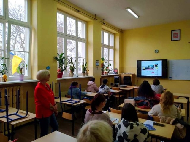 Pierwsza lekcja języka polskiego dla uchodźców z Ukrainy w SP nr 1 w Kożuchowie