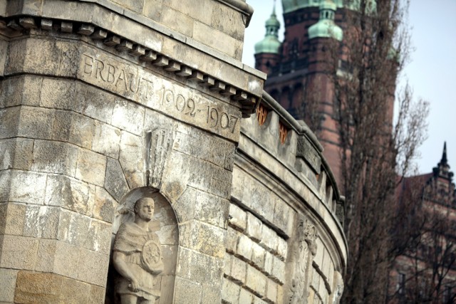 Po zimie na żółtym piaskowcu na Wałach Chrobrego widać zacieki ...