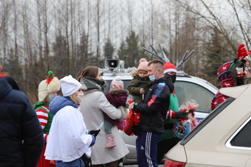 Mikołajowy Orszak odwiedza dzieci w całej gminie Jerzmanowa. Zdjęcia