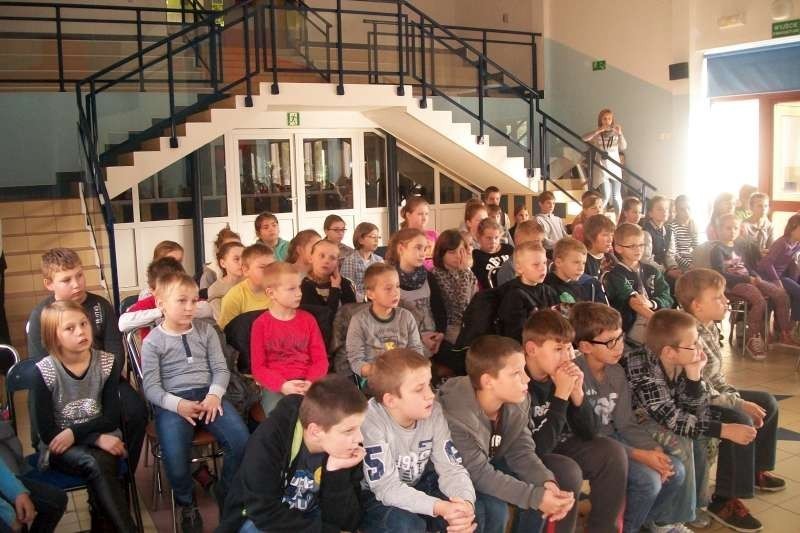Policjantki w szkołach i  przedszkolach powiatu...