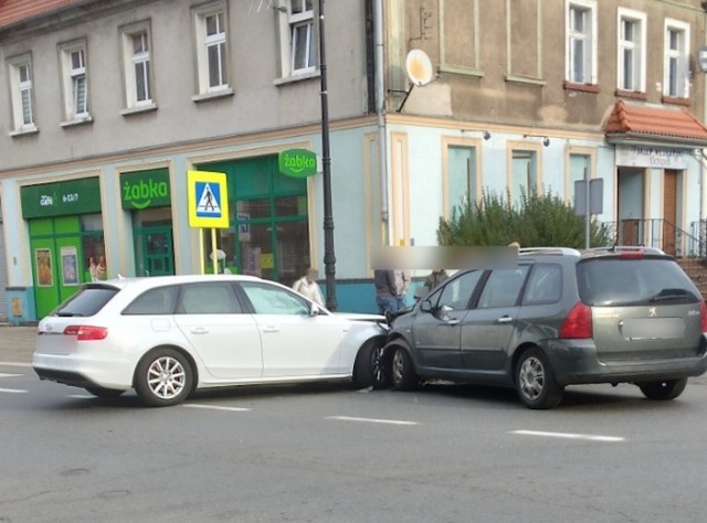 Kolizja w centrum Nowej Soli. Zdarzenie wyglądało bardzo groźnie. Na szczęście kierowcom obu samochodów nic się nie stało