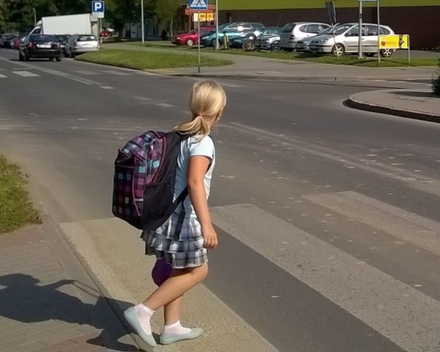 Dzieci przechodzące przez „zebrę” na ulicy Grudziądzkiej muszą być bardzo ostrożne i kilka razy się rozglądać