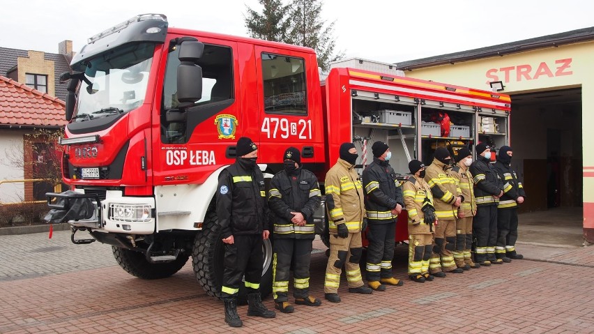 Łeba. Wojewoda i komendant wojewódzki na przekazaniu wozu dla OSP Łeba