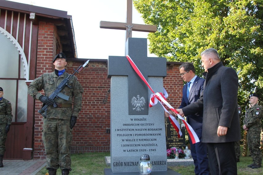 Żołnierze z 11.batalionu dowodzenia podczas uroczystości w...