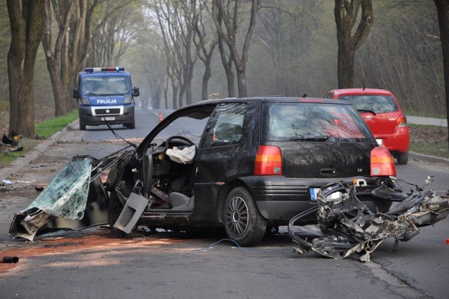 W piątek o godzinie 4 rano służby ratownicze zostały zawiadomione o wypadku na ul. Hrubieszowskiej w Chełmie. Osobowy seat uderzył w drzewo, by udzielić pomocy 18-letniemu kierowcy strażacy musieli rozcinać auto. 
Chełm: Wypadek na ul. Hrubieszowskiej. ZDJĘCIA