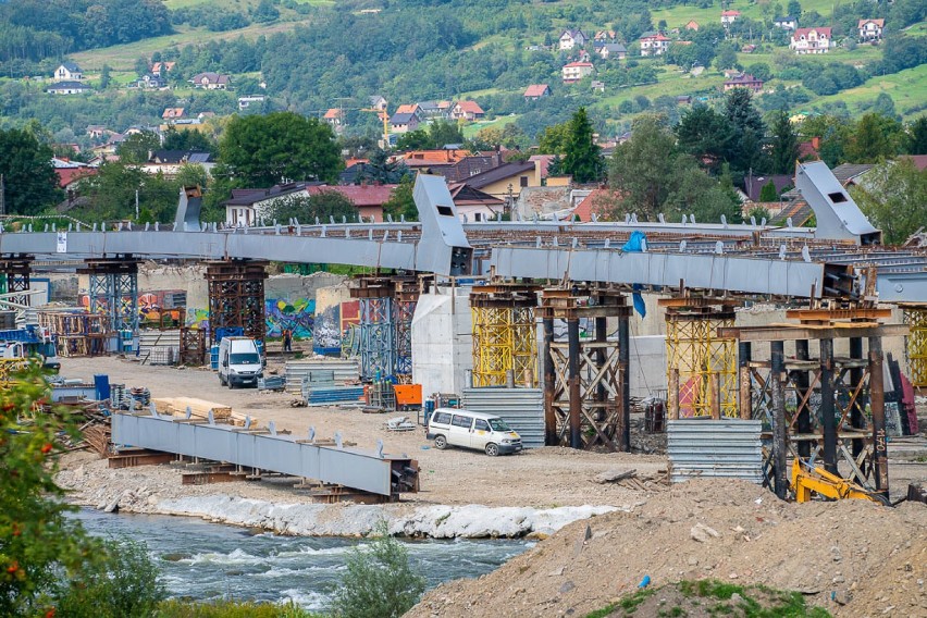 Trwa budowa mostu heleńskiego. Brzegi Dunajca już połączone! [ZDJĘCIA]