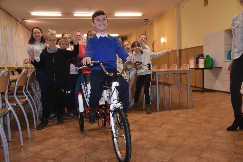 Niepełnosprawny uczeń klasy IVa wągrowieckiej "Trójki" Filip Rejmoniak dostał rower od PCK [ZDJĘCIA] 