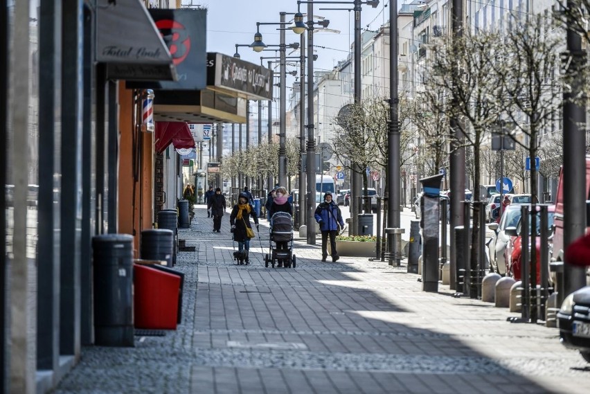 Ul. Świętojańska w Gdyni. Niektóre restauracje są otwarte