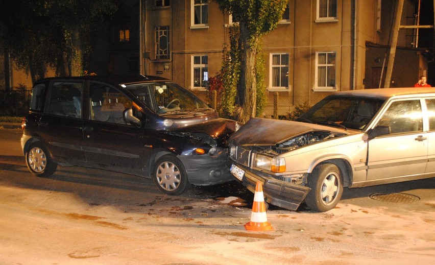 Na skrzyżowaniu ulic Gdańskiej i Sadowej zderzyły się dwa samochody osobowe. Ranna została 40-latka