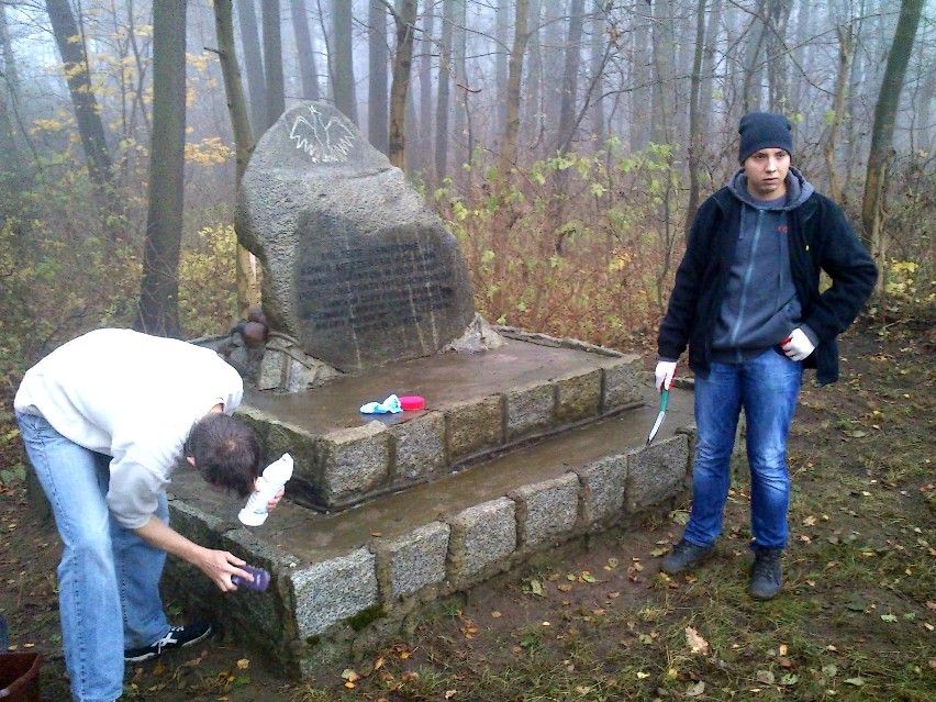 Członkowie grupy rekonstrukcyjnej przy pomniku w Boreczku