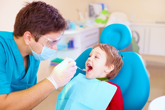 Pierwsza wizyta u dentysty to duże wydarzenie zarówno dla dziecka, jak i dla rodziców. Warto zadbać o to, aby była ona czymś przyjemnym.