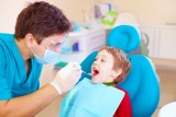 Pierwsza wizyta dziecka u dentysty – kiedy iść z maluchem do stomatologa i jak go do tego przygotować?
