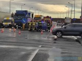 Kolizja w Opolu. Skoda wjechała na skrzyżowanie na czerwonym świetle i uderzyła w samochód ciężarowy