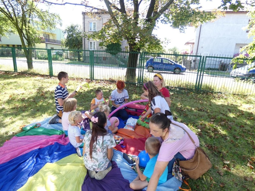 Szkoła Rodziny w Ostrowcu działa dla rodziców i ich dzieci. Założyli ją pracownicy socjalni [ZDJĘCIA]