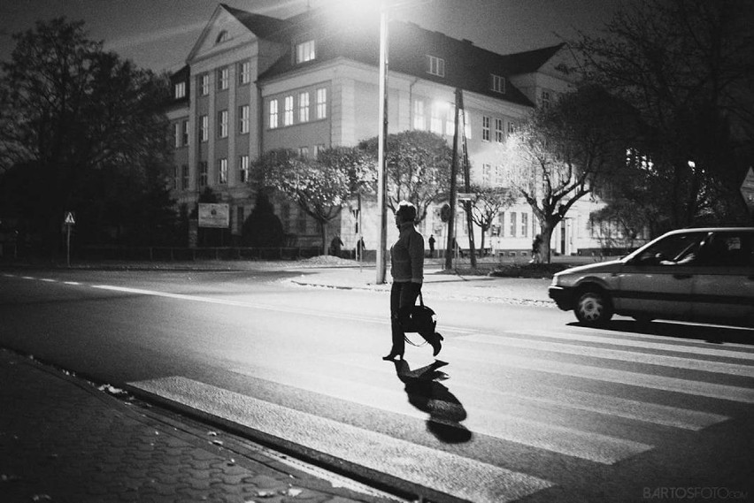 Niezwykłe zdjęcia Zduńskiej Woli autorstwa Szymona Bartosa na Instagramie. Zduńska Wola czarno - biała ZDJĘCIA