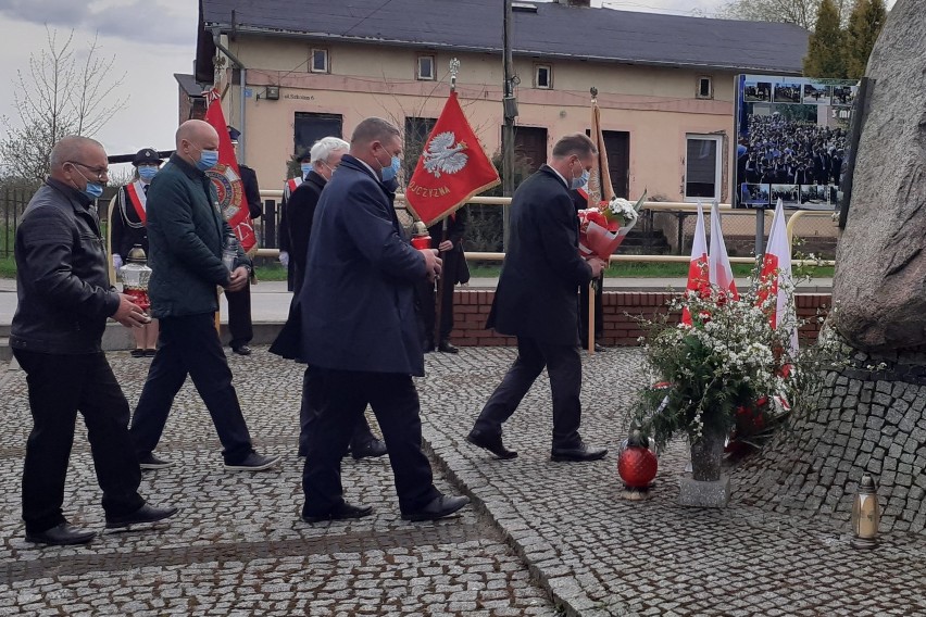 Obchody święta Konstytucji 3 Maja w gminie Trąbki Wielkie. Złożono kwiaty pod pomnikiem w Ełganowie