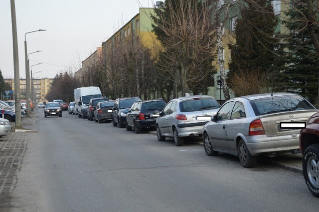 Parkowanie wzdłuż chodnika na os. Dolnośląskim to niemal norma. Ale gdzie zostawić auto, skoro miejsc na parkingu nie ma?