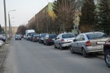 Osiedlowa wojna parkingowa na Dolnośląskim, czyli mandaty, przebite opony i porysowane auta