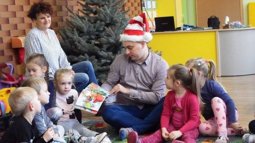 Przewodniczący rady powiatu ostrowskiego Piotr Walkowski wziął udział w akcji "Cała Polska czyta dzieciom"