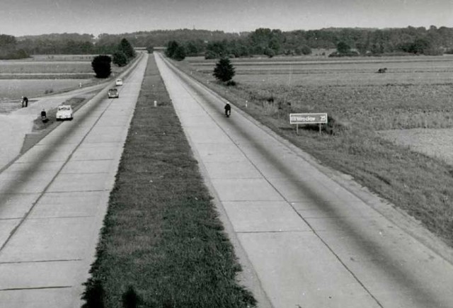Autostrada A4 w latach 70. Droga powstawała przed wojną metodą odlewania na miejscu betonowych płyt. W latach komunizmu nie przechodziła większych remontów. Z biegiem lat płyty ulegały odkształcaniu przez co trasa nazywana była najdłuższymi schodami Europy.
