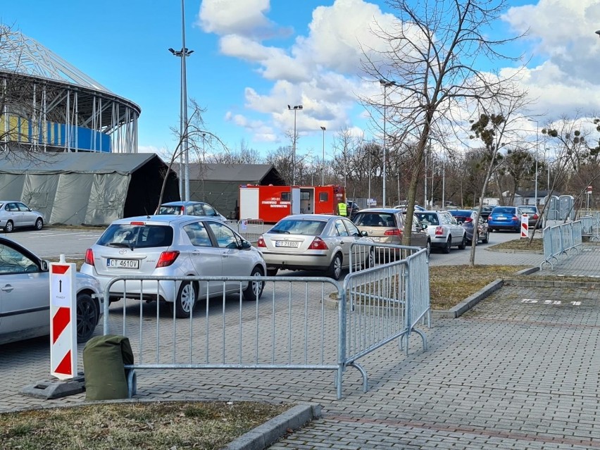 W poniedziałek przed Motoareną stał sznur smaochodów