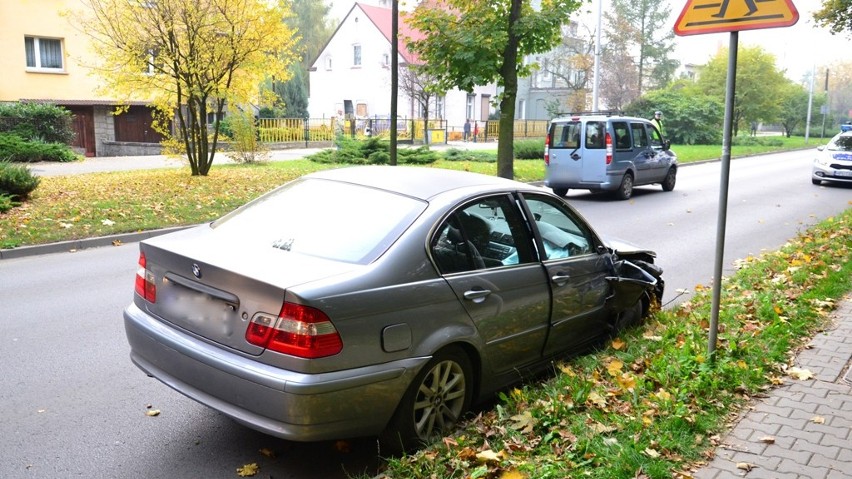 Wypadek w Jarocinie: Kierująca BMW uderzyła w drzewo
