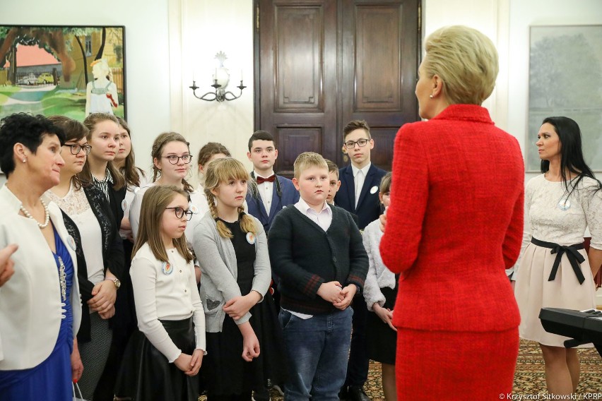 Uczniowie Szkoły Podstawowej w Tychnowach spotkali się z Pierwszą Damą [ZDJĘCIA]