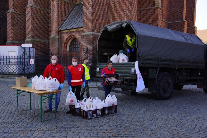 Wrocław. 500 paczek żywnościowych na święta trafiło do bezdomnych [ZDJĘCIA] 