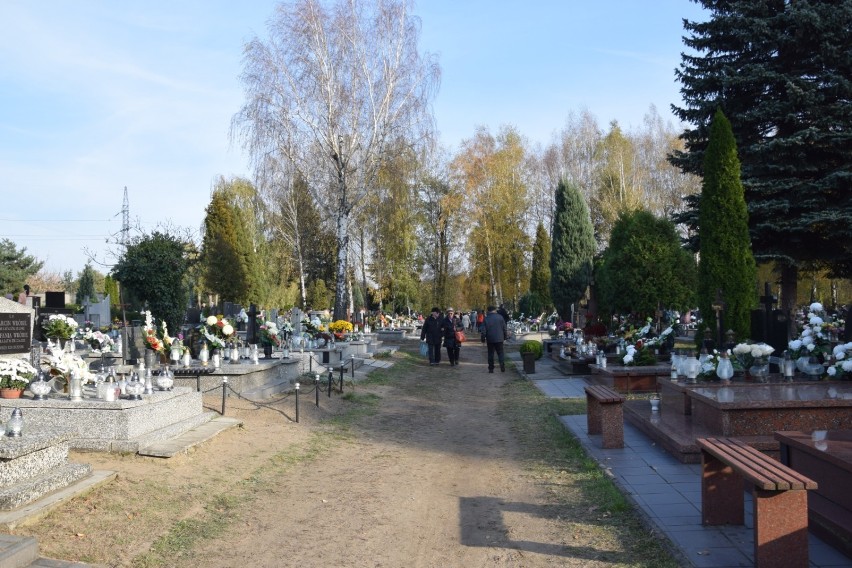 W listopadzie 2019 roku na cmentarzu komunalnym dokonano 15...
