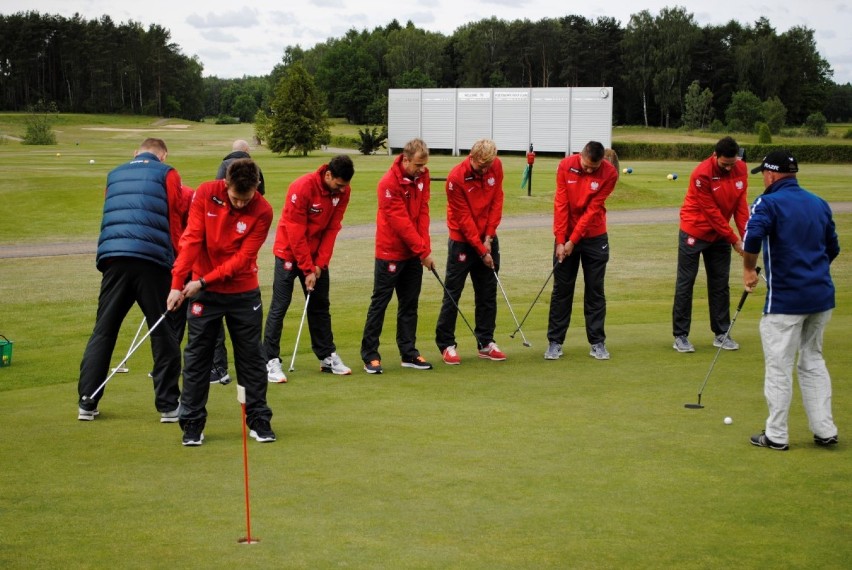 Piłka nożna. Postołowo: biało-czerwoni na polu golfowym. ZOBACZ jak grali! 