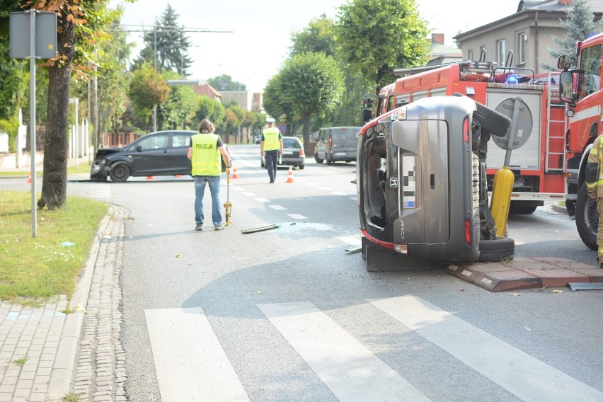 Dwa samochody zderzyły się na ul. Piłsudskiego w Grudziądzu. Dwie osoby trafiły do szpitala [wideo, zdjęcia]