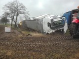 Wypadek w Kamiennej pod Namysłowem. Ciężarówka wypadła z drogi na trasie Namysłów - Kluczbork